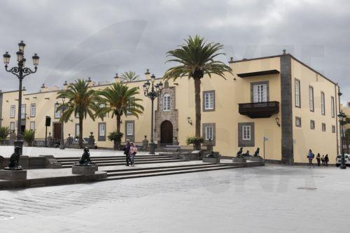 epa13001712 People walk near the Episcopal Palace in Las Palmas de Gran Canaria, Canary Islands, Spain, 29 May 2026. The Episcopal Palace holds the headquarters of the regional diocese which Pope Leo XIV will stay during his visit to the island on 11 June 2026.  EPA/QUIQUE CURBELO