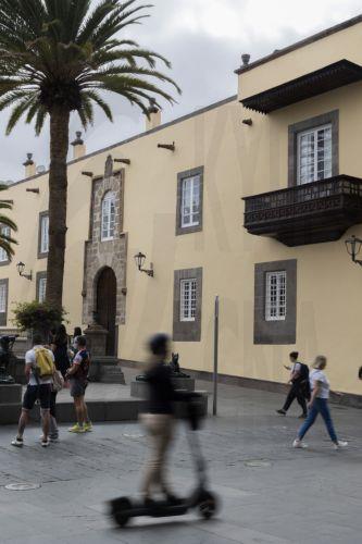 epa13001713 People walk near the Episcopal Palace in Las Palmas de Gran Canaria, Canary Islands, Spain, 29 May 2026. The Episcopal Palace holds the headquarters of the regional diocese which Pope Leo XIV will stay during his visit to the island on 11 June 2026.  EPA/QUIQUE CURBELO