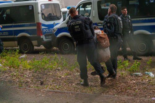 epa13003739 Police officers carry an activist toward buses provided for transport away from the Uniper power plant area in Gelsenkirchen, Germany, 29 May 2026. Members of the organization 'Ende Gelaende' entered the plant's grounds during a protest action, leading to a blockade of the facility.  EPA/CHRISTOPH RUTENKOLK