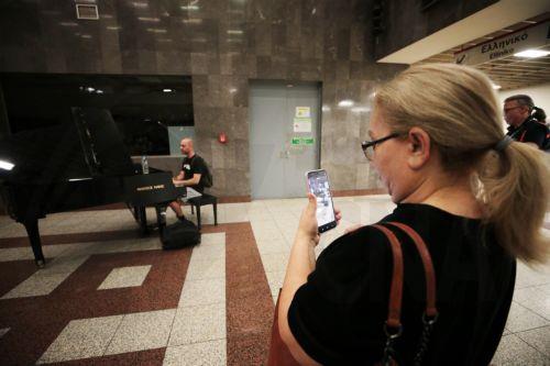 Επιβάτης παίζει μουσικά κομμάτια και τραγουδάει στο πιάνο που τοποθετήθηκε από την ΣΤΑΣΥ στο Μετρό Συντάγματος και είναι διαθέσιμο για κάθε επιβάτη, Σάββατο 30 Μαΐου 2026. Η πρωτοβουλία αυτή θυμίζει αντίστοιχες δράσεις στα μετρό μεγάλων πόλεων της Ευρώπης. ΑΠΕ ΜΠΕ/ΑΠΕ ΜΠΕ/ΑΛΕΞΑΝΔΡΟΣ ΒΛΑΧΟΣ