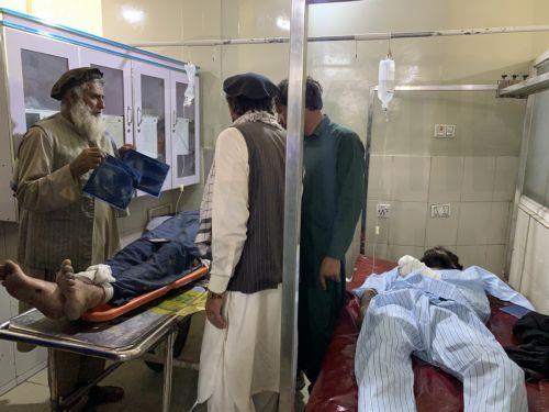 epa13004149 People who were injured in a traffic accident receive treatment at a hospital, in Jalalabad, Afghanistan, 30 May 2026. A vehicle rollover in Afghanistan's Laghman Province has claimed the lives of 18 people, including 10 children and 5 women, while 29 others were injured. The victims were families recently returned from Pakistan, traveling from...
