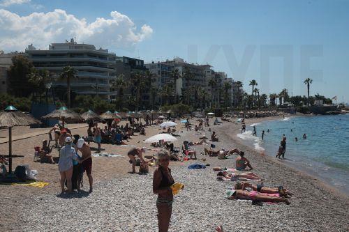Λουόμενοι απολαμβάνουν τον ήλιο και την θάλασσα σε κοντινή παραλία της Αθήνας στο Φάληρο, Κυριακή 31 Μαϊου 2026. ΑΠΕ-ΜΠΕ/ΑΠΕ-ΜΠΕ/ΑΛΕΞΑΝΔΡΟΣ ΒΛΑΧΟΣ