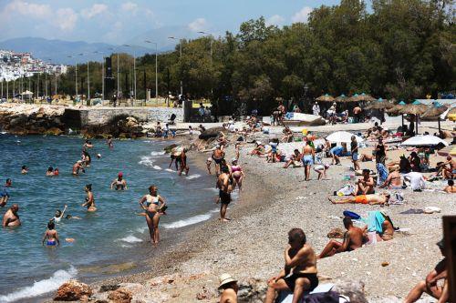 Λουόμενοι απολαμβάνουν τον ήλιο και την θάλασσα σε κοντινή παραλία της Αθήνας στο Φάληρο, Κυριακή 31 Μαϊου 2026. ΑΠΕ-ΜΠΕ/ΑΠΕ-ΜΠΕ/ΑΛΕΞΑΝΔΡΟΣ ΒΛΑΧΟΣ