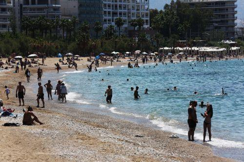 Λουόμενοι απολαμβάνουν τον ήλιο και την θάλασσα σε κοντινή παραλία της Αθήνας στο Φάληρο, Κυριακή 31 Μαϊου 2026. ΑΠΕ-ΜΠΕ/ΑΠΕ-ΜΠΕ/ΑΛΕΞΑΝΔΡΟΣ ΒΛΑΧΟΣ