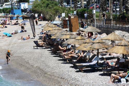 Λουόμενοι απολαμβάνουν τον ήλιο και την θάλασσα σε κοντινή παραλία της Αθήνας στο Φάληρο, Κυριακή 31 Μαϊου 2026. ΑΠΕ-ΜΠΕ/ΑΠΕ-ΜΠΕ/ΑΛΕΞΑΝΔΡΟΣ ΒΛΑΧΟΣ