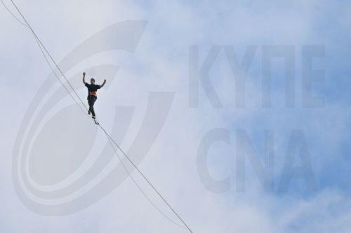 epa13006239 Estonian slackliner Jaan Roose walks on a 2 cm-wide line 180 meters above the ground between the Palace of Culture and Science and Varso Tower, the two tallest buildings in Warsaw, Poland, 31 May 2026. The event is sponsored by an energy drink producer.  EPA/PIOTR NOWAK POLAND OUT