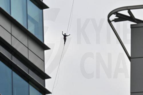 epa13006241 Estonian slackliner Jaan Roose walks on a 2 cm-wide line 180 meters above the ground between the Palace of Culture and Science and Varso Tower, the two tallest buildings in Warsaw, Poland, 31 May 2026. The event is sponsored by an energy drink producer.  EPA/PIOTR NOWAK POLAND OUT