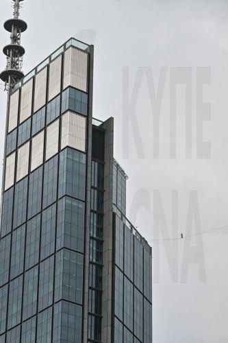 epa13006244 Estonian slackliner Jaan Roose walks on a 2 cm-wide line 180 meters above the ground between the Palace of Culture and Science and Varso Tower, the two tallest buildings in Warsaw, Poland, 31 May 2026. The event is sponsored by an energy drink producer.  EPA/PIOTR NOWAK POLAND OUT