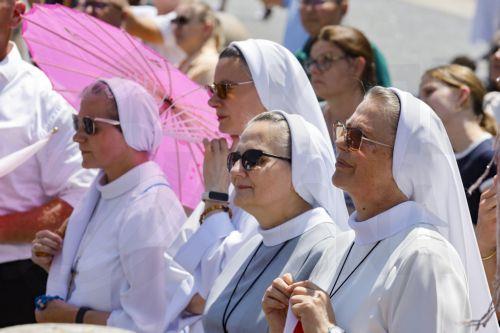 epa13006259 People attend the Angelus prayer led by Pope Leo XIV from the window of his office overlooking Saint Peter's Square in Vatican City, 31 May 2026.  EPA/FABIO FRUSTACI