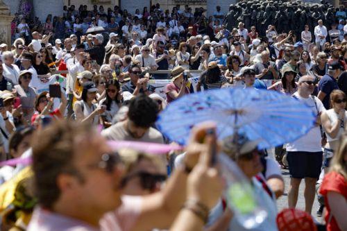 epa13006262 People attend the Angelus prayer led by Pope Leo XIV from the window of his office overlooking Saint Peter's Square in Vatican City, 31 May 2026.  EPA/FABIO FRUSTACI