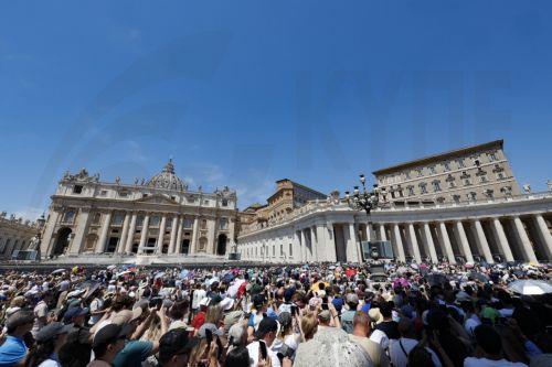 epa13006263 People attend the Angelus prayer led by Pope Leo XIV from the window of his office overlooking Saint Peter's Square in Vatican City, 31 May 2026.  EPA/FABIO FRUSTACI