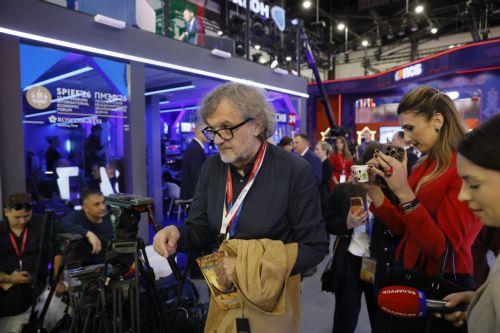 epa13017479 Serbian film director, actor, and musician Emir Kusturica (C) attends the St. Petersburg International Economic Forum (SPIEF) in St. Petersburg, Russia, 05 June 2026. The 29th St. Petersburg International Economic Forum runs from 03 to 06 June 2026.  EPA/ANATOLY MALTSEV