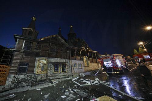 epa13025586 Ukrainian rescuers work at the site of a Russian strike on a residential area in Kharkiv, Ukraine, 09 June 2026, amid the ongoing Russian invasion. At least three people were killed and 18 injured, including two children, as Russia attacked Kharkiv and the region, according to the State Emergency Service.  EPA/SERGEY KOZLOV