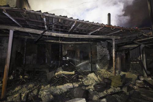 epa13025590 Ukrainian rescuers work at the site of a Russian strike on a residential area in Kharkiv, Ukraine, 09 June 2026, amid the ongoing Russian invasion. At least three people were killed and 18 injured, including two children, as Russia attacked Kharkiv and the region, according to the State Emergency Service.  EPA/SERGEY KOZLOV