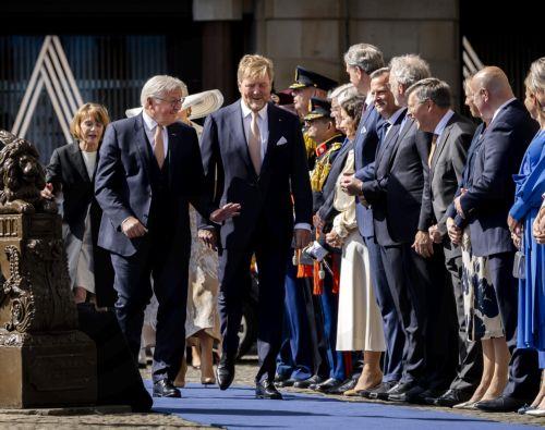 epa13025672 German Federal President Frank-Walter Steinmeier (L) waves to former Prime Minister Jan-Peter Balkenende upon arrival at Dam Square, Amsterdam, The Netherlands, 09 June 2026. Steinmeier is on a three-day state visit to the Netherlands.  EPA/Remko de Waal