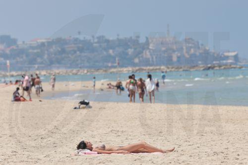 epa13025711 People enjoy the beach in Tel Aviv, Israel, 09 June 2026. The Israeli Home Front Command has lifted restrictions and most of Israel is returning to normal activity, while several northern communities remain under partial restrictions.  EPA/ABIR SULTAN