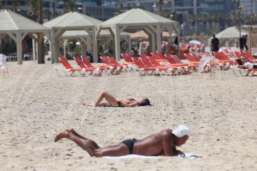 epa13025714 People enjoy the beach in Tel Aviv, Israel, 09 June 2026. The Israeli Home Front Command has lifted restrictions and most of Israel is returning to normal activity, while several northern communities remain under partial restrictions.  EPA/ABIR SULTAN