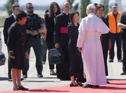 epa13025779 Defense Minister Margarita Robles (C) bids farewell to Pope Leo XIV (R) before he boards a plane at Madrid Barajas Adolfo Suarez Airport in Madrid, Spain, 09 June 2026, to travel to Barcelona to continue his visit to Spain.  EPA/ZIPI