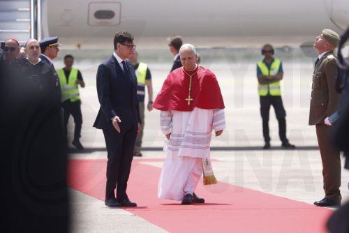 epa13025927 Catalan regional President Salvador Illa (L) welcomes Pope Leo XIV (R) at Josep Tarradellas Barcelona-El Prat Airport in Barcelona, Spain, 09 June 2026. Pope Leo XIV continues his visit to Spain in Barcelona.  EPA/Quique Garcia / POOL