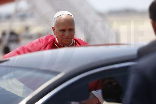 epa13025929 Pope Leo XIV arrives at Josep Tarradellas Barcelona-El Prat Airport in Barcelona, Spain, 09 June 2026. Pope Leo XIV continues his visit to Spain in Barcelona.  EPA/Quique Garcia / POOL