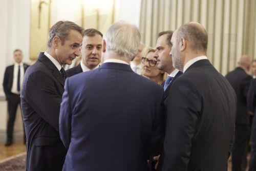 (Ξένη Δημοσίευση) Ο Πρόεδρος της Δημοκρατίας Κωνσταντίνος Τασούλας και ο πρωθυπουργός Κυριάκος Μητσοτάκης συνομιλούν με τα νέα μέλη της κυβέρνησης στην τελετή ορκωμοσίας στο Προεδρικό Μέγαρο, Αθήνα, Παρασκευή 12 Ιουνίου 2026. Ο νέος αναπληρωτής υπουργός Μεταφορών Γιώργος Κώτσηρας, o νέος υφυπουργός Εθνικής Οικονομίας και Οικονομικών, αρμόδιος για τη...