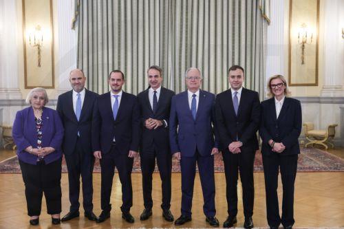 (Ξένη Δημοσίευση) Ο νέος αναπληρωτής υπουργός Μεταφορών Γιώργος Κώτσηρας, o νέος υφυπουργός Εθνικής Οικονομίας και Οικονομικών, αρμόδιος για τη Φορολογική Πολιτική, Δημήτρης Μαρκόπουλος , η νέα υφυπουργός Περιβάλλοντος και Ενέργειας Μαριλένα Σούκουλη, ο νέος υφυπουργός Εξωτερικών, αρμόδιος για τις Ευρωπαϊκές Υποθέσεις, Τάσος Χατζηβασιλείου και η μόνιμη...