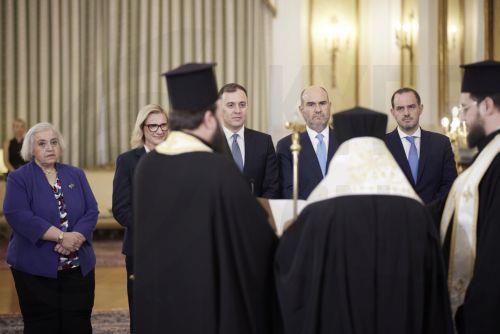 (Ξένη Δημοσίευση) Ο νέος αναπληρωτής υπουργός Μεταφορών Γιώργος Κώτσηρας, o νέος υφυπουργός Εθνικής Οικονομίας και Οικονομικών, αρμόδιος για τη Φορολογική Πολιτική, Δημήτρης Μαρκόπουλος, η νέα υφυπουργός Περιβάλλοντος και Ενέργειας Μαριλένα Σούκουλη, ο νέος υφυπουργός Εξωτερικών, αρμόδιος για τις Ευρωπαϊκές Υποθέσεις, Τάσος Χατζηβασιλείου και η μόνιμη...