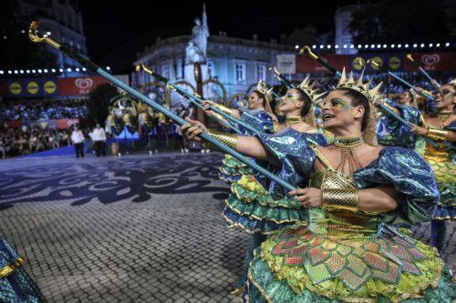 epa13033607 Performers from the Alto do Pina neighborhood take part in the Marchas Populares parade during Saint Anthony celebrations on Avenida da Liberdade in Lisbon, Portugal, 12 June 2026. Around 20 Lisbon neighborhoods take part in the annual parade, one of the main events of the city's Saint Anthony festivities.  EPA/ANTONIO COTRIM
