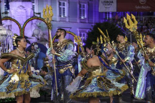 epa13033608 Performers from the Alto do Pina neighborhood take part in the Marchas Populares parade during Saint Anthony celebrations on Avenida da Liberdade in Lisbon, Portugal, 12 June 2026. Around 20 Lisbon neighborhoods take part in the annual parade, one of the main events of the city's Saint Anthony festivities.  EPA/ANTONIO COTRIM