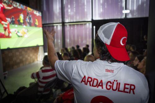 epa13035900 Members of the Turkish community watch the FIFA World Cup 2026 match between Australia and Turkey in Amsterdam, Netherlands, 14 June 2026.  EPA/JEROEN JUMELET