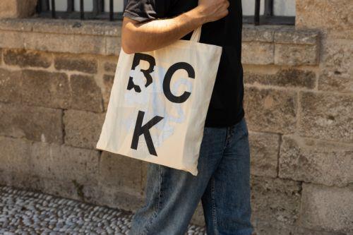 Επισκέπτης κρατά τσάντα της έκθεσης, στην Biennale of Contemporary Keramics, κατά τη διάρκεια του τριημέρου των εγκαινίων και της τελετής έναρξης, στη Μεσαιωνική Πόλη της Ρόδου, Σάββατο 6 Ιουνίου 2026 (δημοσιεύεται την Κυριακή 14 ιουνίου 2026). Η δεύτερη Biennale of Contemporary Keramics, που φιλοξενείται στη Ρόδο έως τις 31 Οκτωβρίου, δεν αποτελεί απλώς...