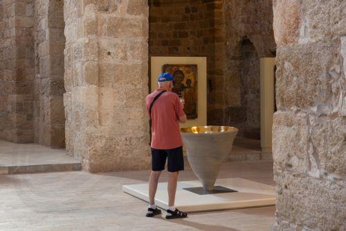 Επισκέπτης κοιτάζει εκθέματα, στην Biennale of Contemporary Keramics, κατά τη διάρκεια του τριημέρου των εγκαινίων και της τελετής έναρξης, στη Μεσαιωνική Πόλη της Ρόδου, Σάββατο 6 Ιουνίου 2026 (δημοσιεύεται την Κυριακή 14 ιουνίου 2026). Η δεύτερη Biennale of Contemporary Keramics, που φιλοξενείται στη Ρόδο έως τις 31 Οκτωβρίου, δεν αποτελεί απλώς μια...