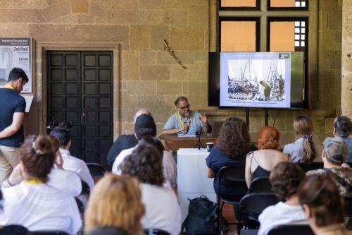 Στιγμιότυπο από την ομιλία του Νίκου Λιάρου, αρχαιολόγου, κεραμίστα και Αντιπρόεδρου του Διοικητικού Συμβουλίου του Κέντρου Μελέτης Νεώτερης Κεραμική, Κυριακή 7 Ιουνίου 2026 (δημοσιεύεται την Κυριακή 14 ιουνίου 2026). Η δεύτερη Biennale of Contemporary Keramics, που φιλοξενείται στη Ρόδο έως τις 31 Οκτωβρίου, δεν αποτελεί απλώς μια διεθνή έκθεση κεραμικής....