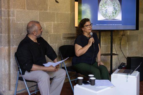 Στιγμιότυπο από την ομιλία «Ροδιακή Κεραμική: Δημιουργοί, Συλλέκτες και Αφηγήσεις», που πραγματοποιήθηκε από τη Μίνα Μωραΐτου, Επιμελήτρια του Μουσείου Ισλαμικής Τέχνης Μπενάκη, και τον Γιώργη Μαγγίνη, Ακαδημαϊκό Διευθυντή του Μουσείου Μπενάκη, Κυριακή 7 Ιουνίου 2026 (δημοσιεύεται την Κυριακή 14 ιουνίου 2026). Η δεύτερη Biennale of Contemporary Keramics,...