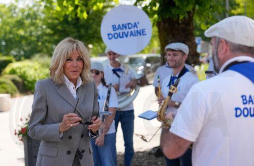 epa13040964 France's Brigitte Macron is welcomed by a marching band during a spouses program on the sidelines of the G7 summit in Yvoire, France, 16 June 2026. The 52nd G7 Summit takes place in Evian-les-Bains from 15 to 17 June 2026.  EPA/Christophe Ena / POOL  MAXPPP OUT