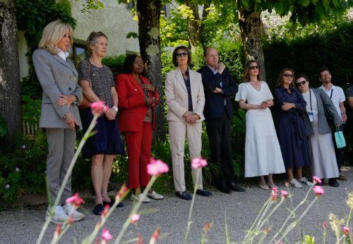 epa13040967 (L-R) France' Brigitte Macron, Canada's Diana Fox Carney, Kenia's Rachel Kimetto, Germany's Charlotte Merz, Germany's Heiko von der Leyen, Britain's Victoria Starmer, and Brazil's Janja Lula da Silva pose for a group photo during a spouses program on the sidelines of the G7 summit in Yvoire, France, 16 June 2026. The 52nd G7 Summit takes place...