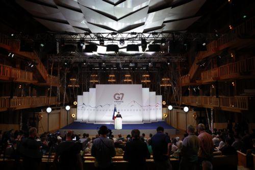 epa13044460 French President Emmanuel Macron attends a press conference at the Hotel Royal during the G7 summit in Evian-les-Bains, France, 17 June 2026. The 52nd G7 Summit takes place in Evian-les-Bains from 15 to 17 June 2026.  EPA/YOAN VALAT