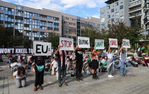 epa13044601 Freedom Flotilla activists and supporters demonstrate in support of Gaza near the European Council headquarters in Brussels, Belgium, 17 June 2026. The protest took place a day ahead of a meeting of European Union leaders in Brussels and follows the interception by Israeli forces of the Freedom Flotilla vessel Madleen while it was attempting to...