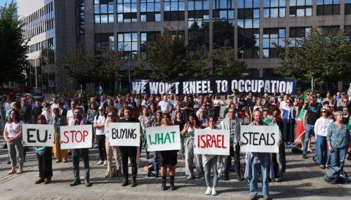 epa13044603 Freedom Flotilla activists and supporters demonstrate in support of Gaza near the European Council headquarters in Brussels, Belgium, 17 June 2026. The protest took place a day ahead of a meeting of European Union leaders in Brussels and follows the interception by Israeli forces of the Freedom Flotilla vessel Madleen while it was attempting to...