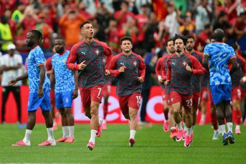 epa13044618 Cristiano Ronaldo (3-L) of Portugal warms up before the FIFA World Cup 2026 group stage match Portugal against Democratic Republic of Congo, in Houston, USA, 17 June 2026.  EPA/SAM WASSON