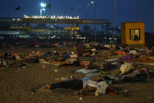 epa13048330 Residents from a nearby slum sleep on Versova Beach near the Arabian Sea shore in Mumbai, India, 19 June 2026. The India Meteorological Department (IMD) has issued a yellow alert for multiple regions of Maharashtra including Mumbai due to persisting heatwave conditions.  EPA/DIVYAKANT SOLANKI