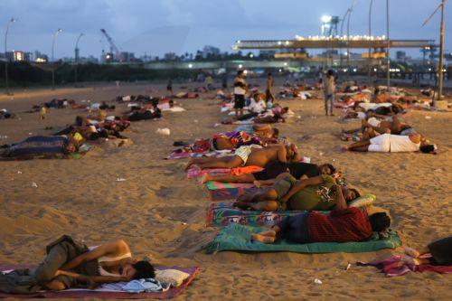epa13048332 Residents from a nearby slum sleep on Versova Beach near the Arabian Sea shore in Mumbai, India, 19 June 2026. The India Meteorological Department (IMD) has issued a yellow alert for multiple regions of Maharashtra including Mumbai due to persisting heatwave conditions.  EPA/DIVYAKANT SOLANKI