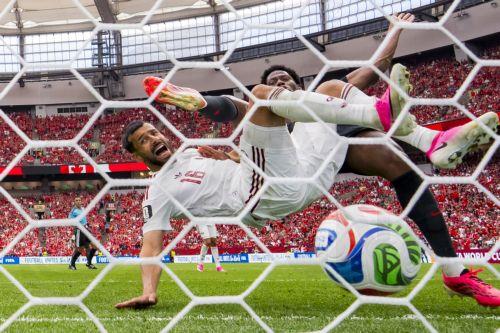 epaselect epa13048225 Canada forward Jonathan David (R) outbattles Qatar defender Boualem Khoukhi (C) to score his second goal during the first half of the FIFA World Cup 2026 group stage match between Canada and Qatar in Vancouver, Canada, 18 June 2026.  EPA/BOB FRID
