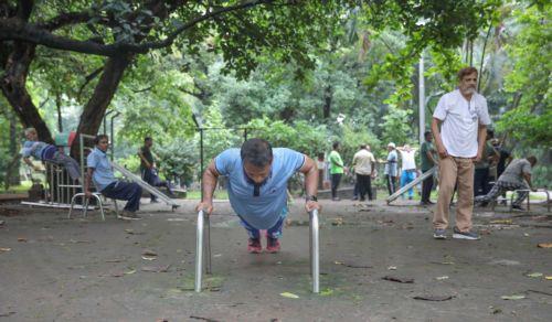 epa13048515 People exercise during the early morning at Ramna Park in Dhaka, Bangladesh, 19 June 2026. Ramna Park is a large recreation area situated at the heart of the central Dhaka.  EPA/MONIRUL ALAM Coverage 119943