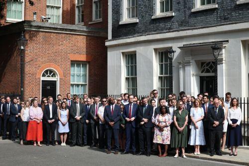 epa13056027 Victoria Starmer (R), staff, and ministers watch as UK Prime Minister Keir Starmer (not pictured) makes a statement in Downing Street, London, Britain, 22 June 2026. Starmer has resigned as UK Prime Minister.  EPA/NEIL HALL