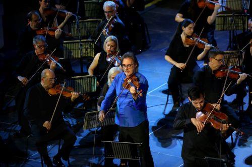 epa13056566 Violinist Leonidas Kavakos and the ERT Symphony Orchestra, under the baton of conductor Michalis Oikonomou, perform in a concert at the Odeon of Herodes Atticus on the occasion of World Music Day in Athens, Greece, 21 June 2026 (issued 22 June 2026).  EPA/ORESTIS PANAGIOTOU