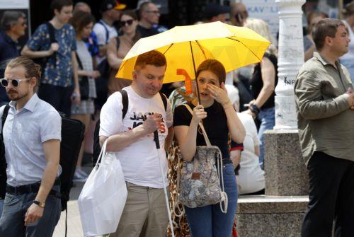 epa13058173 A couple walks with an umbrella in downtown Zagreb, Croatia, 23 June 2026. Reports state that in recent days Croatia has recorded high temperatures exceeding 35 degrees Celsius. Europe is bracing for a heatwave as forecasters predict temperatures could rise above 40 degrees Celsius.  EPA/ANTONIO BAT