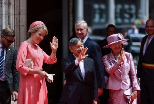 epa13058429 Japanese Emperor Naruhito (C), Empress Masako (R) and Belgian Queen Mathilde (L) wave, as Belgian King Philippe stands behind them, as they visit the Brussels City Hall, during a state visit in Brussels, Belgium, 23 June 2026.  EPA/NICOLAS ECONOMOU / POOL