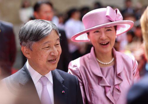 epa13058436 Japanese Emperor Naruhito (L) and Empress Masako (R) visit the Brussels City Hall, during a state visit in Brussels, Belgium, 23 June 2026.  EPA/NICOLAS ECONOMOU / POOL