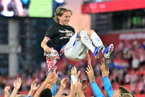 epaselect epa13059866 Luka Modric of Croatia (C) is thrown in the air as his teammates wear shirts celebrating Modric's 200th game for Croatia after winning the FIFA World Cup 2026 group stage match Panama against Croatia, in Toronto, Canada, 23 June 2026.  EPA/EDUARDO LIMA